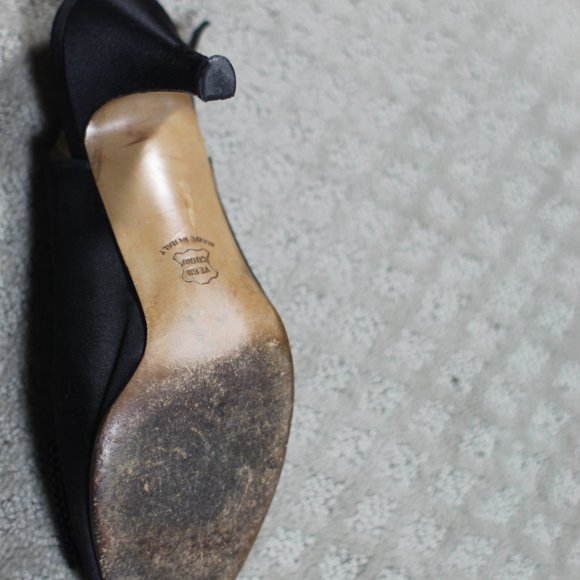 Salvatore Ferragamo Size 7.5 Black Fabric with Beaded Bow Heels - Picture 4 of 7